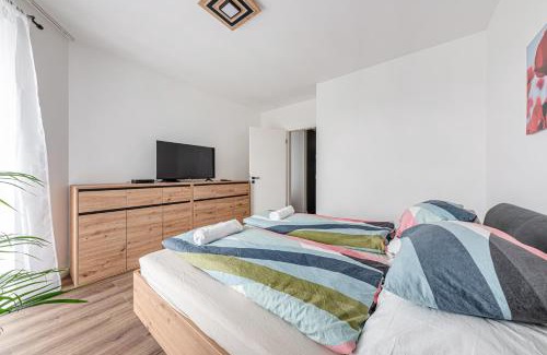Zuglo Apartment | Zenit Sunrise Oasis -Garage, Balcony & Smart TV