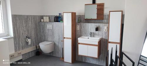 Oberdorla House | Zentrales großes Monteur- Ferienhaus bis 21Personen bei Würzburg