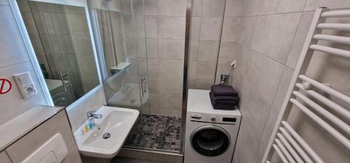 Chemnitz Apartment | Zentrum Apartment - OLED TV - PS4 - Balkon - Parking