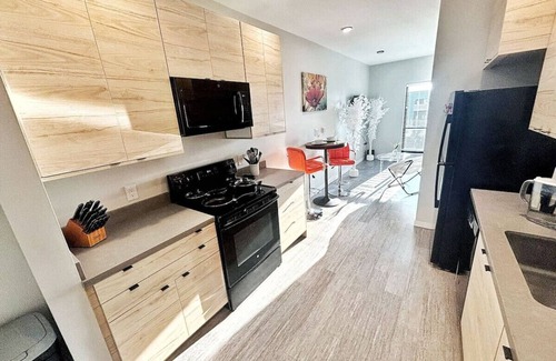 Downtown Des Moines Apartment | Zesty Orange Abode (438)