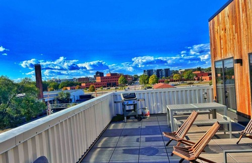 Downtown Des Moines Apartment | Zesty Orange Abode (438)