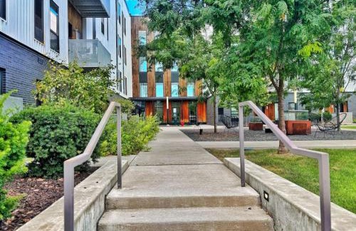 Downtown Des Moines Apartment | Zesty Orange Abode (438)