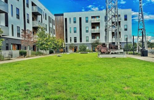 Downtown Des Moines Apartment | Zesty Orange Abode (438)