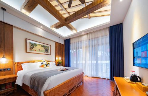 Wulingyuan Hotel | Zhangjiajie Ldyllic Pondside Timber Lodge