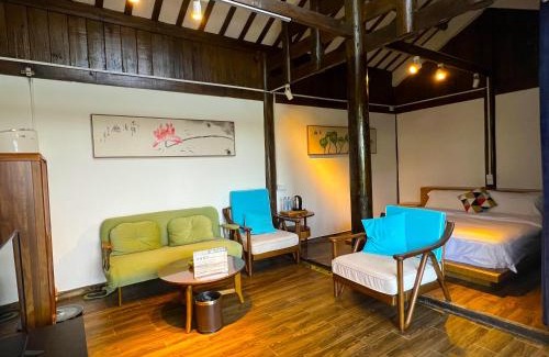 Wulingyuan Hotel | Zhangjiajie Ldyllic Pondside Timber Lodge