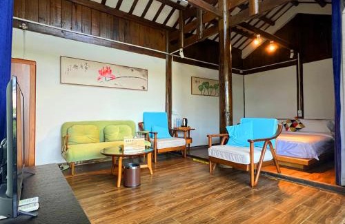 Wulingyuan Hotel | Zhangjiajie Ldyllic Pondside Timber Lodge