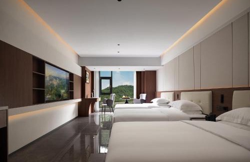 Wulingyuan Hotel | Zhangjiajie SANHE Hotel -Free one way pick up service over 2 night, Free shuttle to east gate of forest park,Free laundry service,Free fresh coffee,English speaking customer service