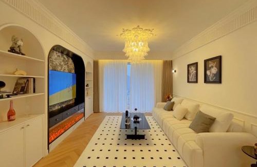 Huangpu Apartment | Zhome- Riverside Garden Fine Apt Near the Bund and BFC Mall