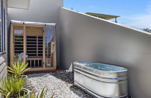 Woolgoolga House | Ziggy's - Revive, detox or simply chill out. Spa, Sauna, Ice Bath, Fire Pit and Views!