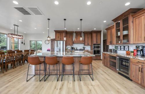 Zion National Park East Entrance Villa | Zion Breeze - New! 6 King Suites, 8 bdrm, Hot Tub, EV, E-Scooters