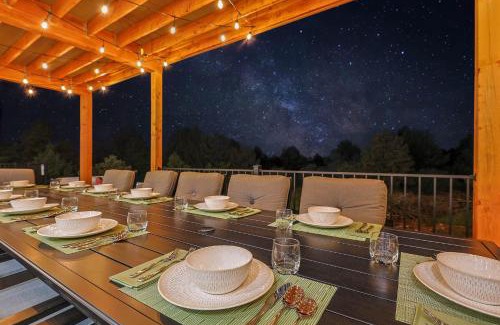 Zion National Park East Entrance Villa | Zion Breeze - New! 6 King Suites, 8 bdrm, Hot Tub, EV, E-Scooters