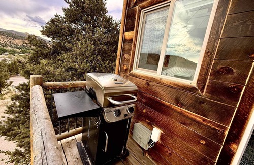 Orderville Cabin | Zion cabin in the treetops with pool & hot tub