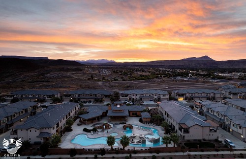 Hurricane House | Zion Park Views-Backyard Heated Swim Spa+Hot Tub + Putting Green - Near Zion