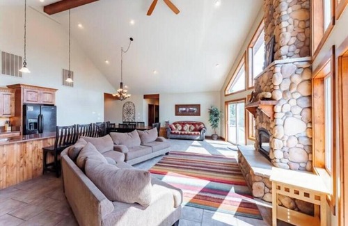 Zion National Park East Entrance Cabin | Zion Views-Casa Esperanza + Resort Access