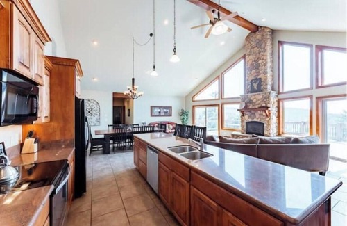 Zion National Park East Entrance Cabin | Zion Views-Casa Esperanza + Resort Access