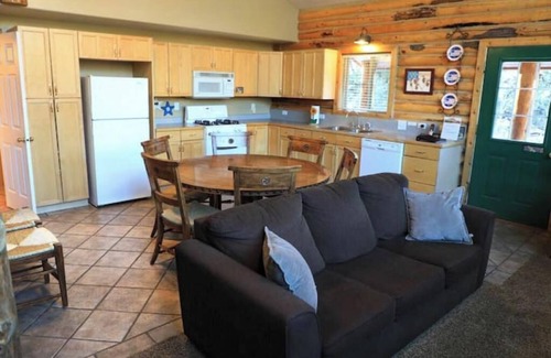 Zion National Park East Entrance Cabin | Zion Views- West Overlook Cabin+Resort Access