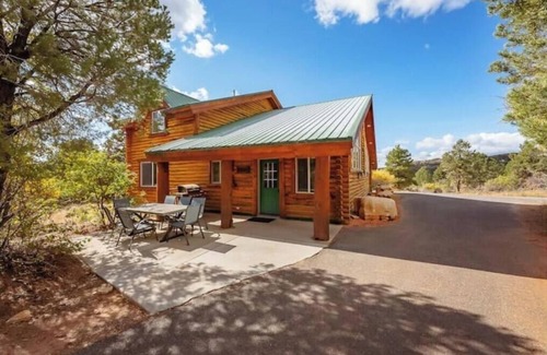 Zion National Park East Entrance Cabin | Zion Views- West Overlook Cabin+Resort Access