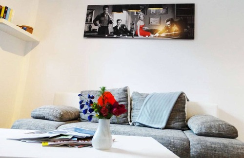 Zwickau Apartment | ZW01a Comfortable, centrally located 1-room apartment in Zwickau