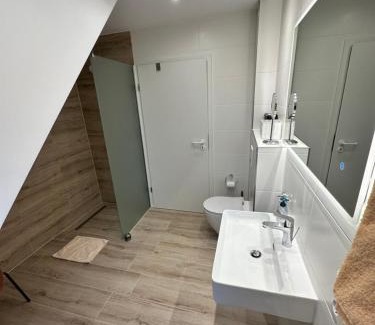 Region Hannover District Apartment | Zwei Ferienwohnungen Anker max 5 Personen & Leuchtturm max 4 Personen, direkt in Steinhude Scheunenviertel, Balkon, WLAN , Privater Parkplatz, Wallbox