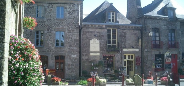 Beautiful renovated stone cottage, close to Brittany's major attractions