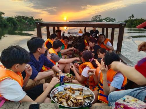 Điểm Hẹn restaurant, cắm trai, sở thú mini farm, câu cá giải trí