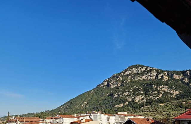Ανακαινισμένο loft,2ου ορόφου,θέα στη θάλασσα και το βουνό,150μ από την θάλασσα.