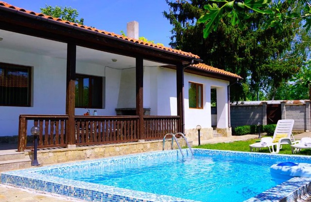 Вила Нолан с басейн - Villa Nolan with private pool