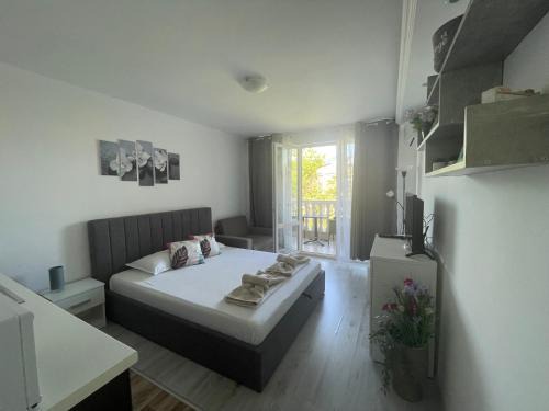 Студио Симона 4 - първа линия море