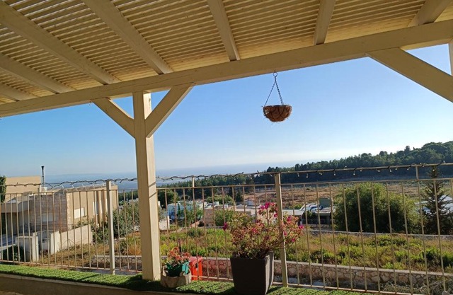 שלוה חלומית בהר מול הים