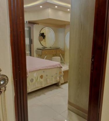 ارقي شقه فندقيه بالمنصوره واطلاله كامله علي النيل