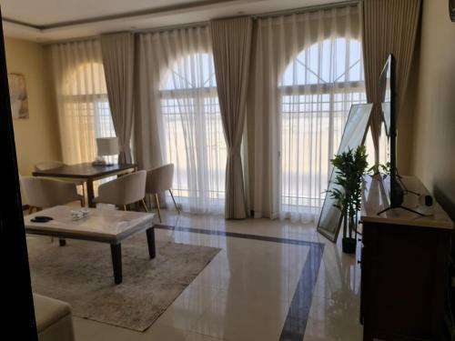 شقة عرفتين ومجلس اطلاله على بحر العزيزيهTwo-room apartment overlooking the Al-Aziziyah Sea يتوفر كذلك 3 غرف بزياده 150 ريال