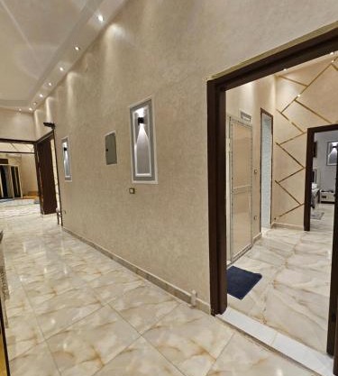 شقة كبيره و انيقة بجانب مسجد الأزهر و مقابل مسجد الحسن و الحسين