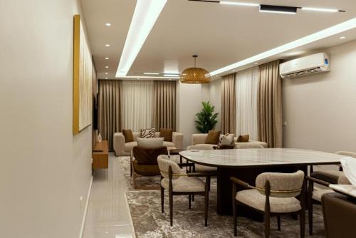 شقه فندقيه فاخره مدينه نصر متفرع من مكرم عبيد