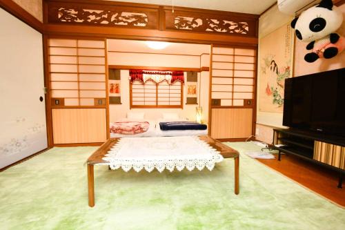 媛楽園 松山中心地及び道後温泉に近い家族やグループ旅行の多人数が泊まれる快適な宿