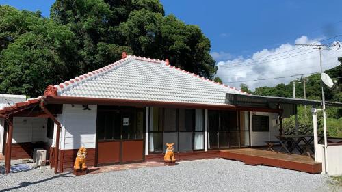 広い畳間と外には広いウッドデッキCondominium和風邸Yanbaru