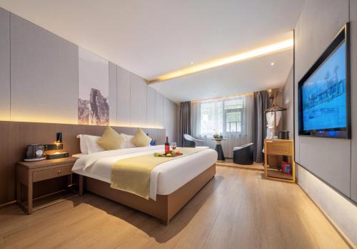 归源臻品酒店-Approximately 3 kilometers from the East Gate of Zhangjiajie National Forest Park - Free one-way pick-up or drop-off service for over 3 nights - English speaking customer service