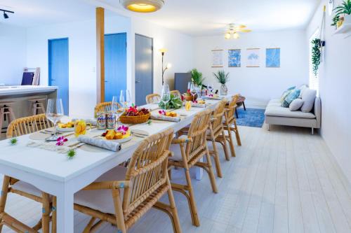 最大18名宿泊OK 百名ビーチまで車で5分 海が見えるバルコニーでBBQ 南城市大型ヴィラ ReLa百名