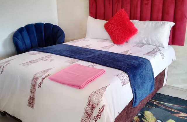 0688429688 Charming 1 bed room with privatebathroom, WiFi in peaceful Mahikeng