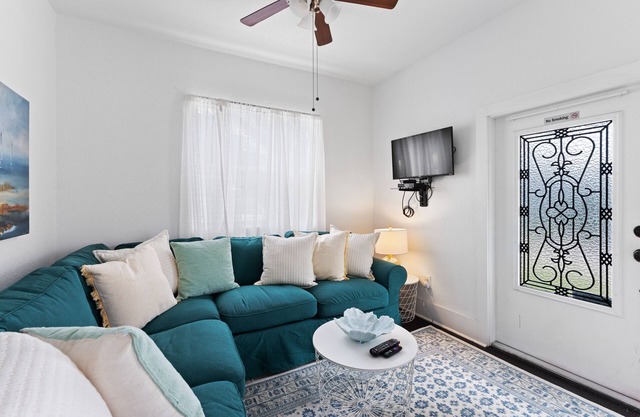 1/1 1st floor apartment in the heart of downtown, historic New Smyrna Beach.