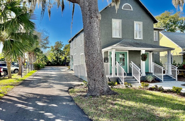 1/1 2nd floor apartment in the heart of downtown, historic New Smyrna Beach.