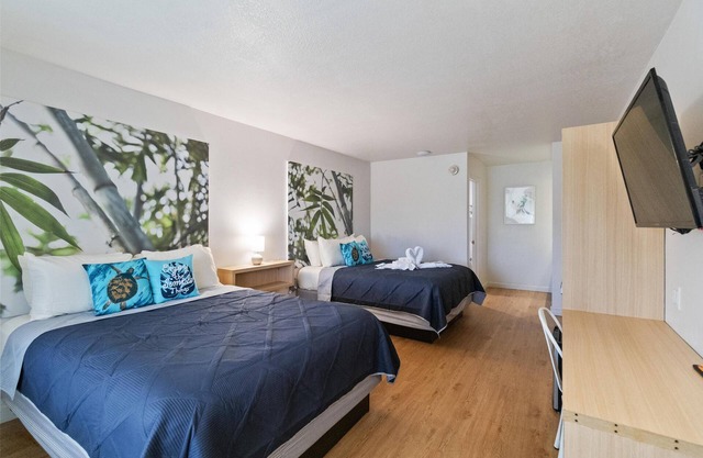 1/1 Condo-Hotel with double bed and community pool miles from Disney!