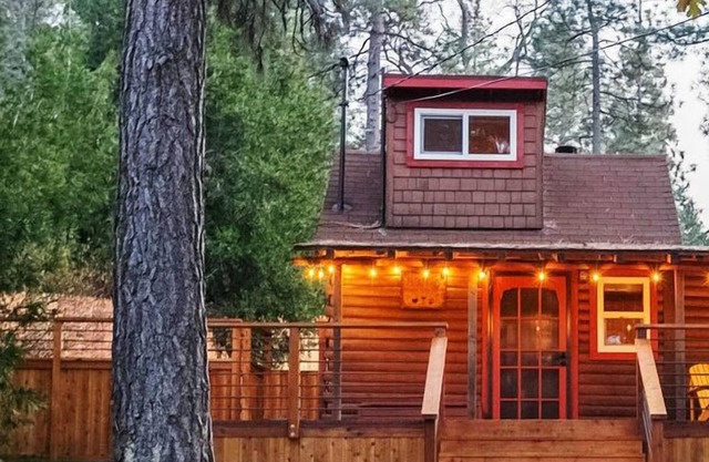 1/2 acre fenced Dog&Kiddo Paradise 3rd Bdrm Option Fire Pit Sky Deck Town Close