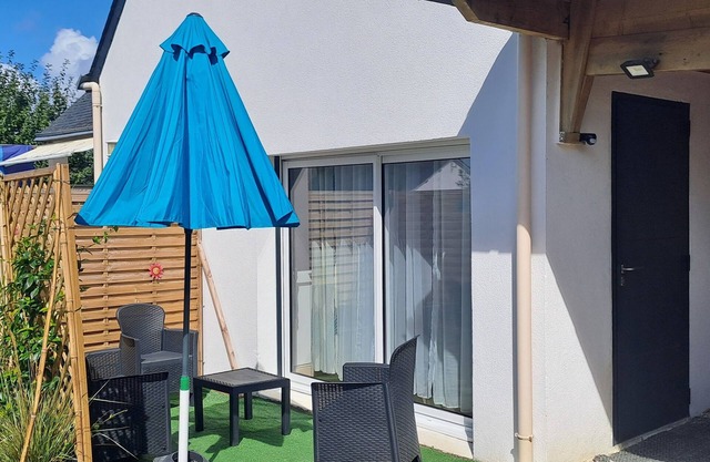 1/2 House, 2 bedrooms, living room, garden. Carport Centre de clohars 💚