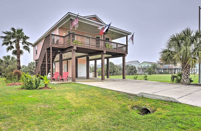 1/4 Mi to Beach: Canal-View Home in Galveston!