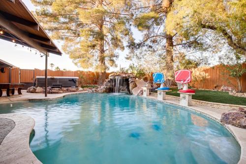 1-Acre Las Vegas Getaway Pool, Spa and Tennis Court