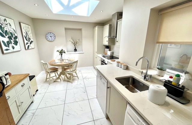 1 APLANDS, character holiday cottage, with open fire in Child Okeford