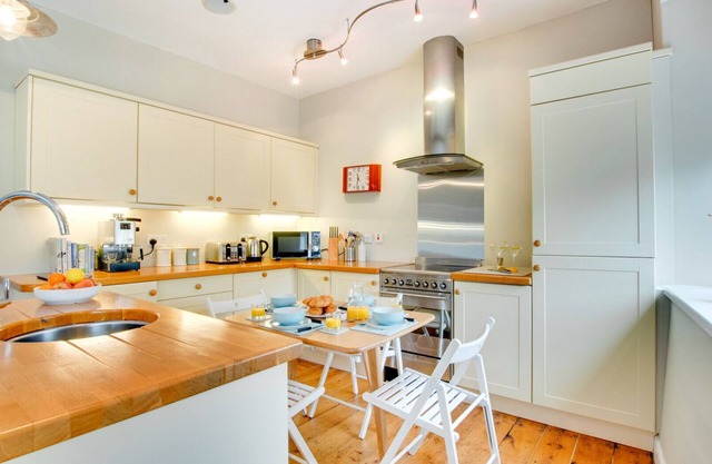 1 Baileys Cottages - Two Bedroom House, Sleeps 4
