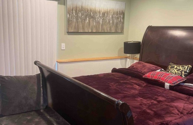 1 beautiful master bedroom , bathroom (Not an entire house)
