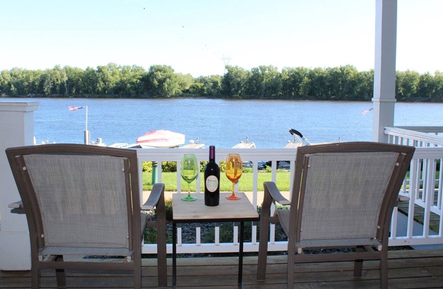 1 Bed, 1 Bath, Queen pull out.Sleeps 4. Boat slip included