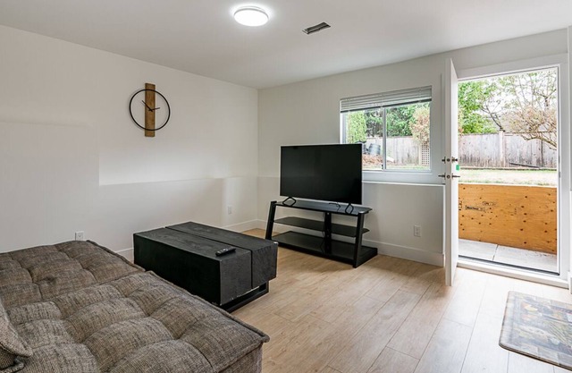 1 bed, 1 bath spacious suite mins to airport and hwy 1